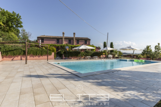 Casale di prestigio con piscina a Senigallia