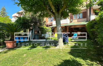 Elegante villetta a schiera con giardino privato in zona B. Bianche, Ancona