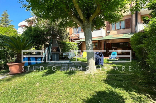 Elegante villetta a schiera con giardino privato in zona B. Bianche, Ancona